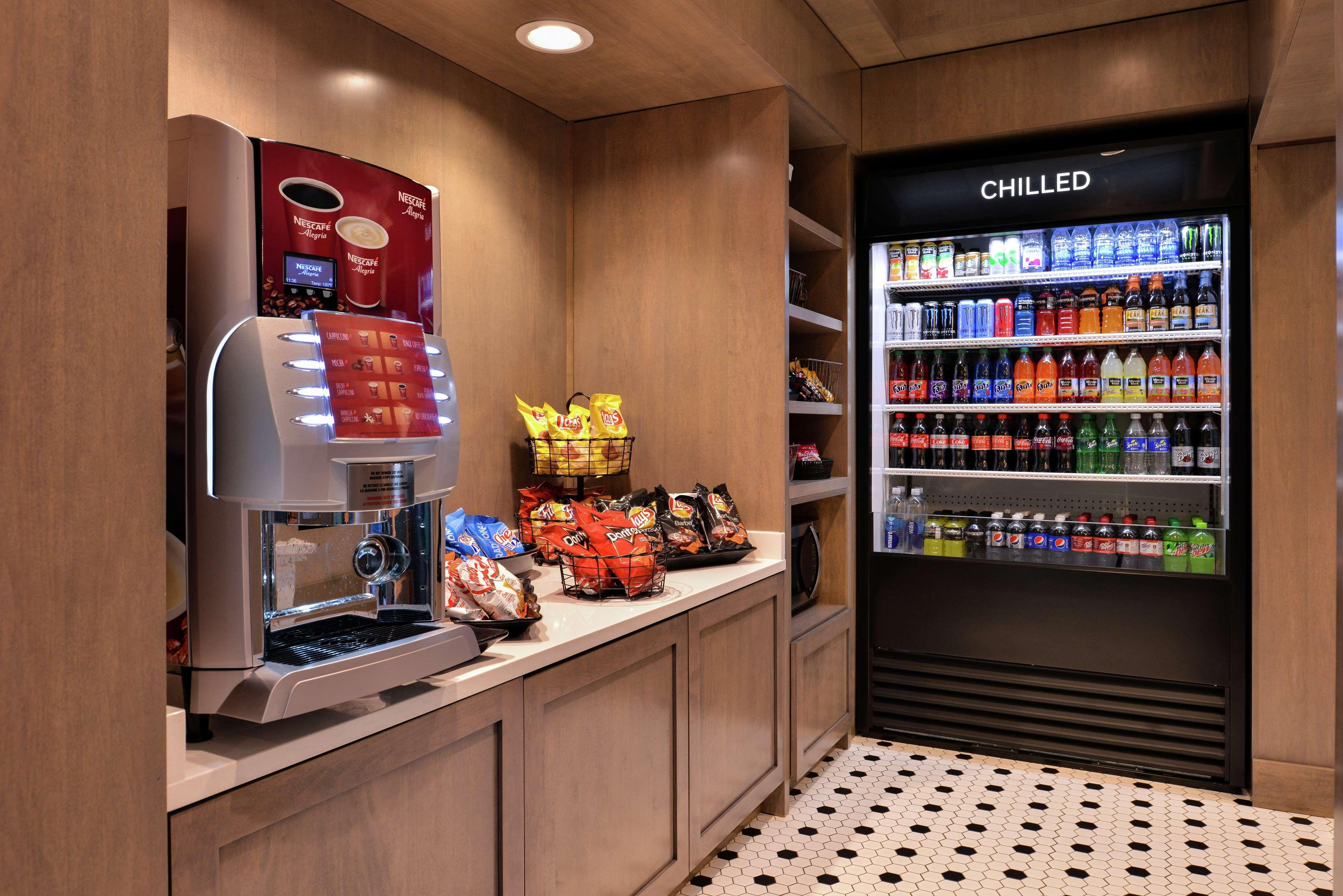 Hilton Garden Inn Terre Haute Bagian luar foto