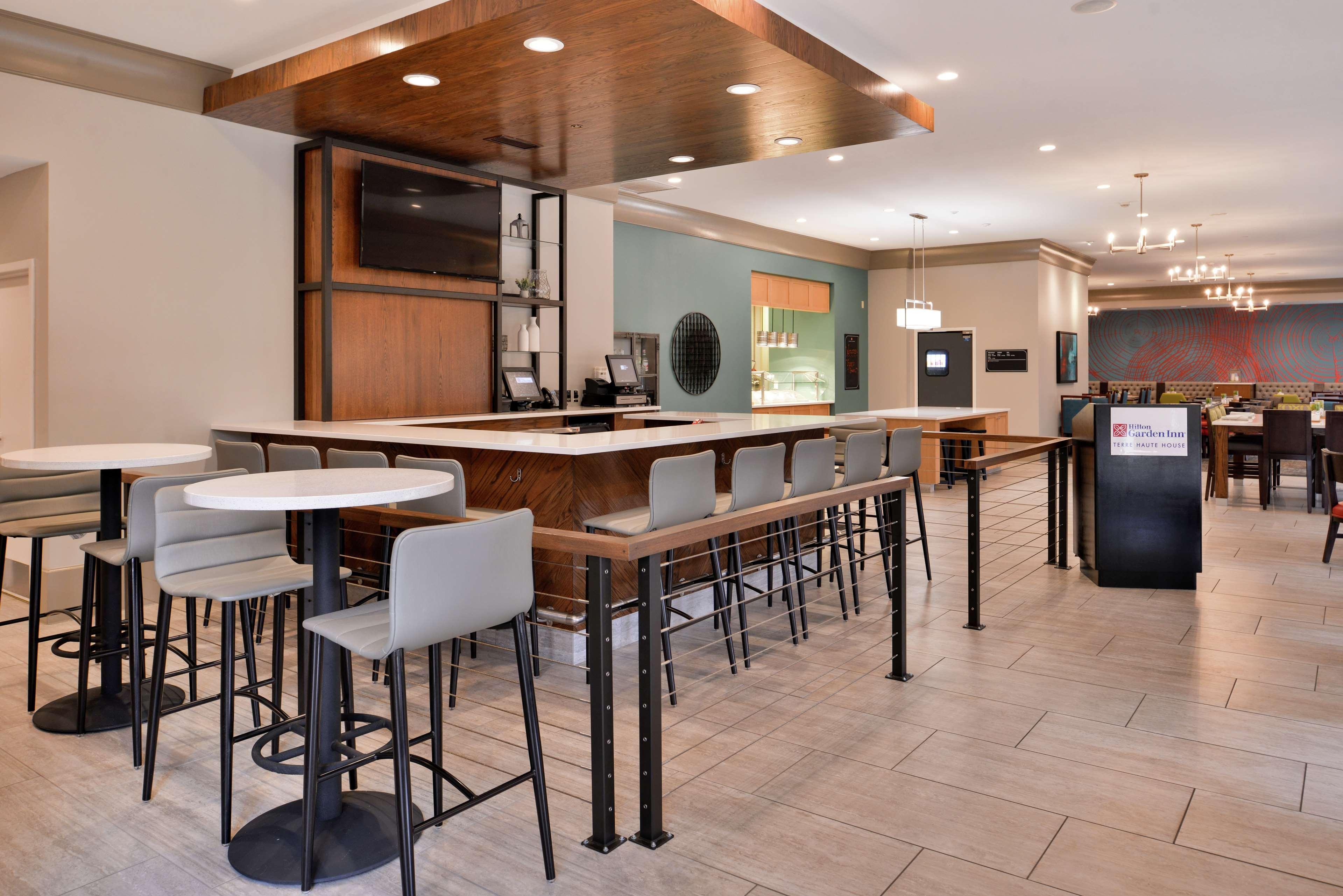 Hilton Garden Inn Terre Haute Bagian luar foto