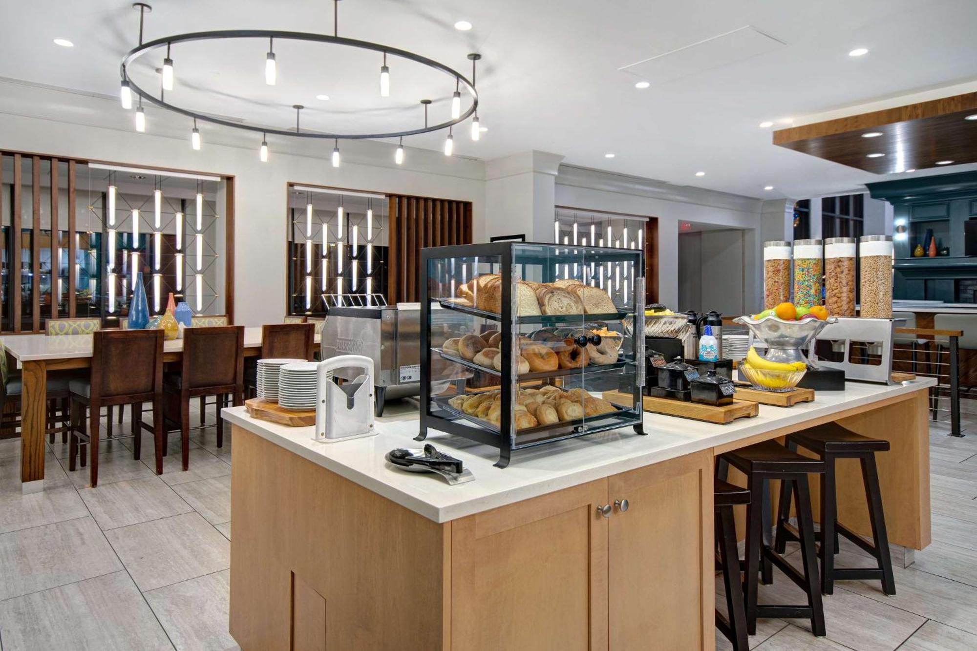 Hilton Garden Inn Terre Haute Bagian luar foto