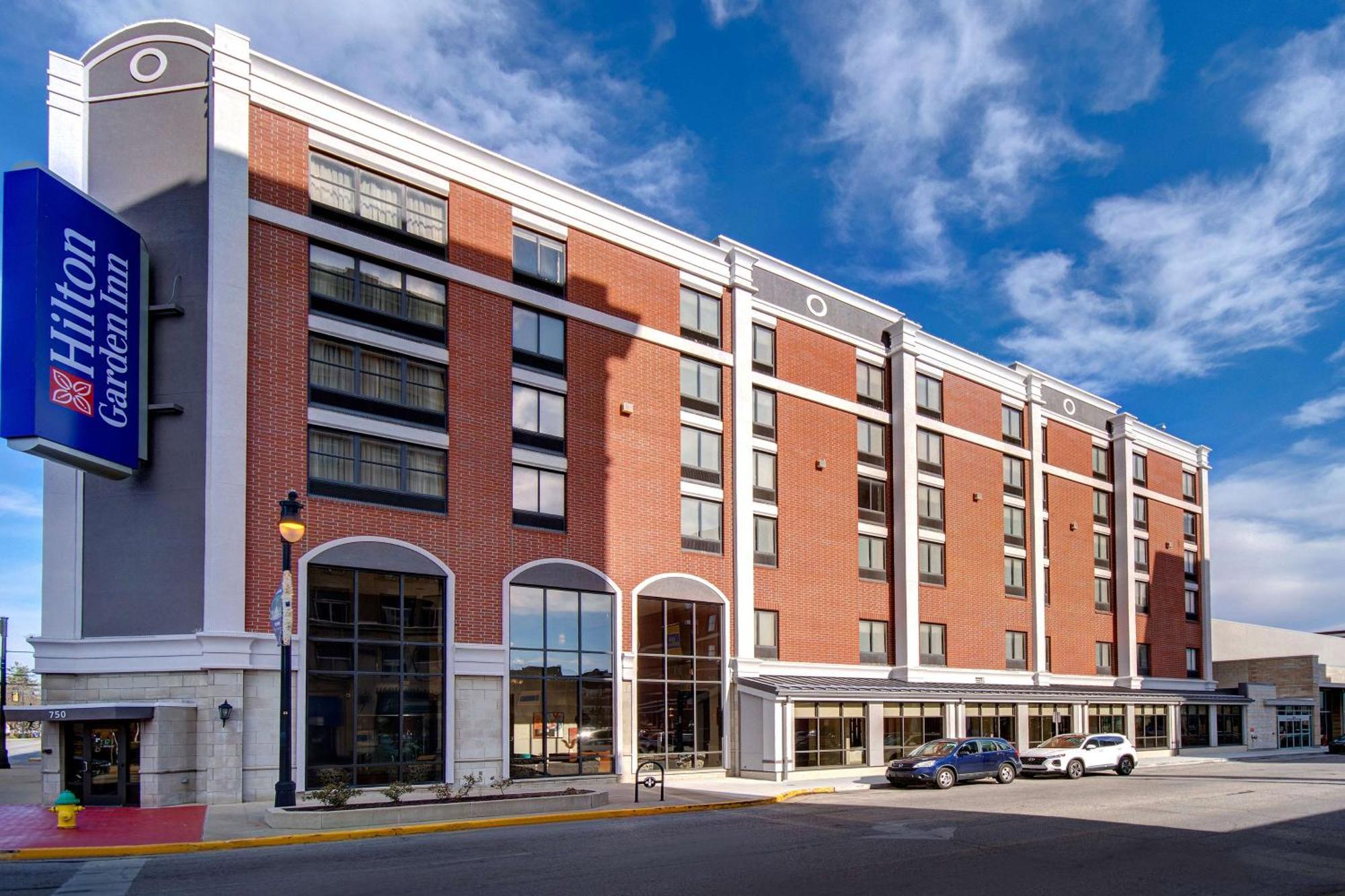 Hilton Garden Inn Terre Haute Bagian luar foto