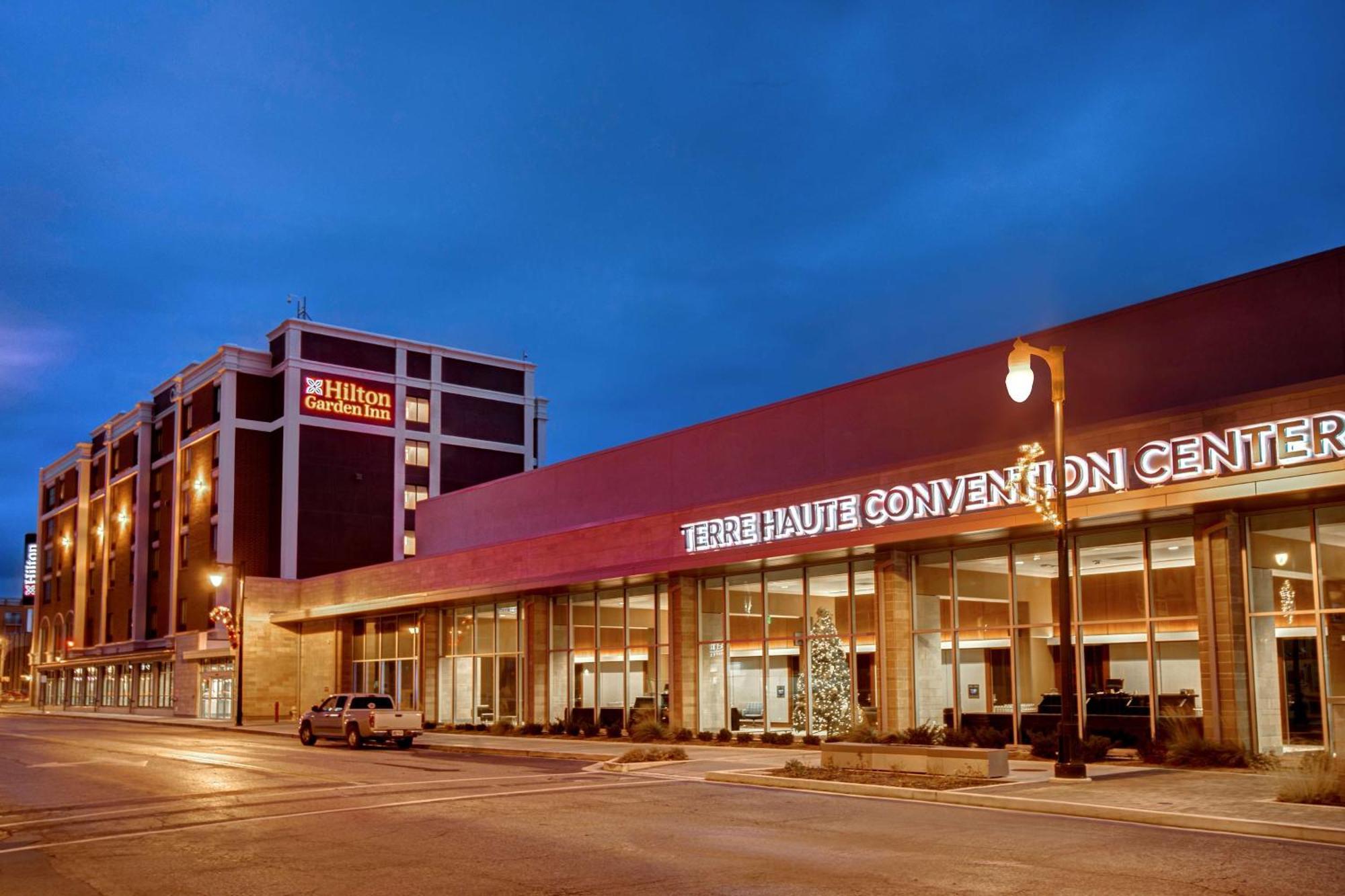 Hilton Garden Inn Terre Haute Bagian luar foto